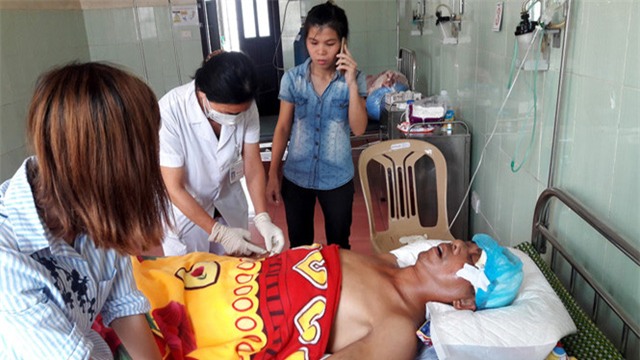 bác sĩ gặp trao đổi riêng với gia đình là ông Bình bị chấn thương sọ não, tiên lượng rất xấu, sợ không qua khỏi nên khuyên người nhà chuẩn bị tinh thần. Ảnh: Thanh niên
