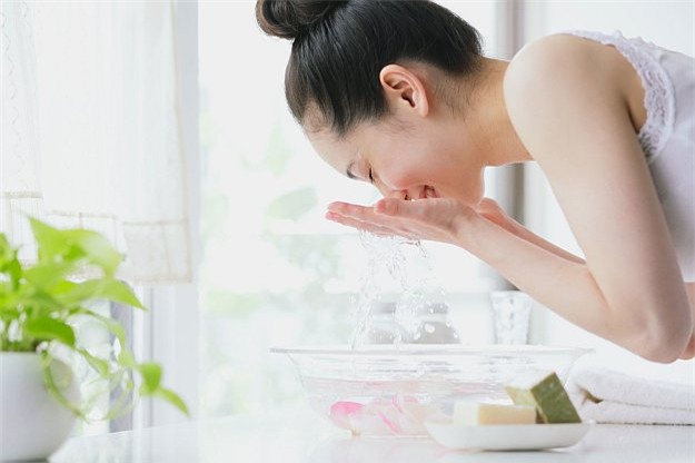 Muốn dưỡng da đẹp không chỉ cần chọn đúng loại, bôi sai thời điểm thì có đắp vàng cũng vô dụng - Ảnh 3.