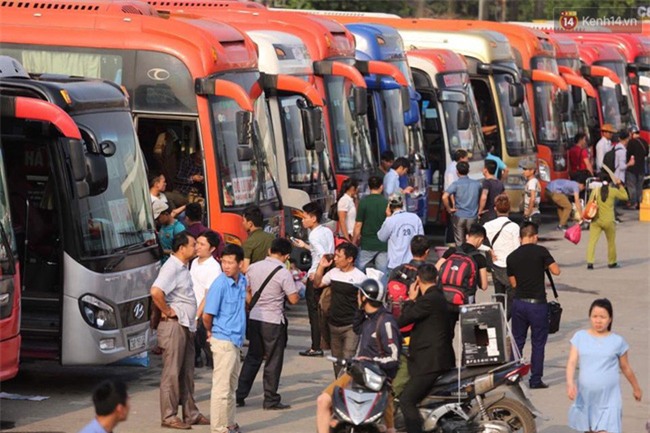 Chùm ảnh: Người dân Hà Nội - Sài Gòn lỉnh kỉnh đồ đạc về quê nghỉ lễ 30/4-1/5 - Ảnh 2.