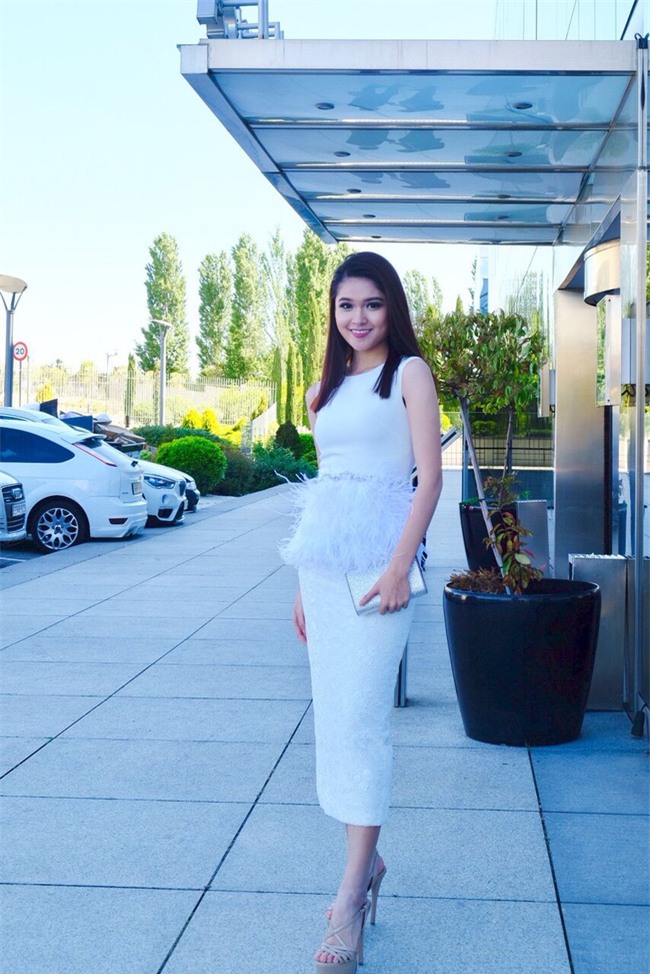 Cristiano Ronaldo thân mật ôm eo Á hậu Thùy Dung - Ảnh 3.