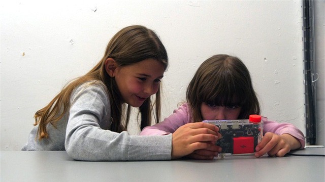Chloe Bridgewater cùng em gái là Hollie được nhận bởi một công ty máy tính có tên là Kano.