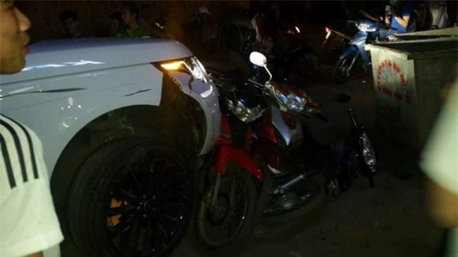 Range Rover gay tai nan lien hoan tren pho Ha Noi hinh anh 1