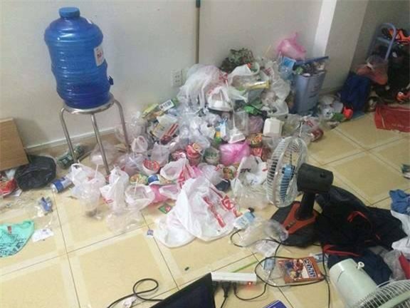 Lại thêm một căn phòng trọ như bãi rác khiến ta tự hỏi: Ở bẩn là hot trend năm nay ư? - Ảnh 12.