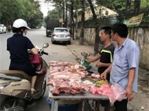 Khắp nơi lập lò mổ: Cả họ đụng lợn, cả làng ăn thịt "giải cứu"