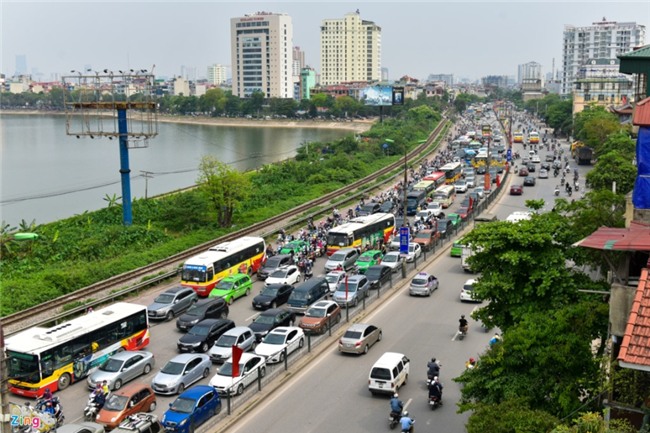 Cua ngo thu do un tac dai trong ngay dau nghi le hinh anh 1