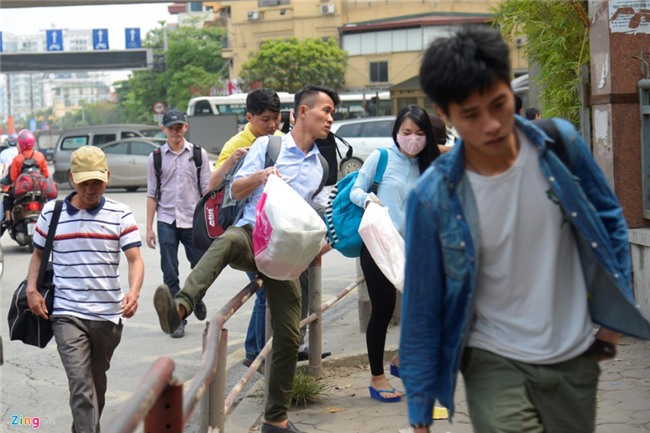 Cua ngo thu do un tac dai trong ngay dau nghi le hinh anh 4