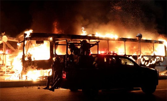 Ít nhất 8 xe buýt bị thiêu rụi trong cuộc biểu tình ngày 28-4. Ảnh: Reuters