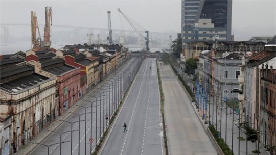 Nhiều tuyến đường lớn ở TP Rio vắng người do đám đông biểu tình chặn giao thông. Ảnh: Reuters