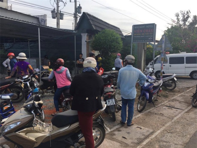 Du khach tim cach thoat than khi khach san 5 tang boc chay hinh anh 1