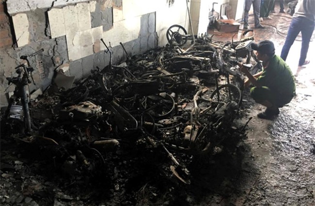 Du khach tim cach thoat than khi khach san 5 tang boc chay hinh anh 2