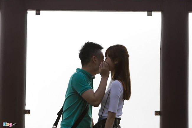 Hon nhau, nam bo ra san chua Linh Quy Phap An chup anh hinh anh 9