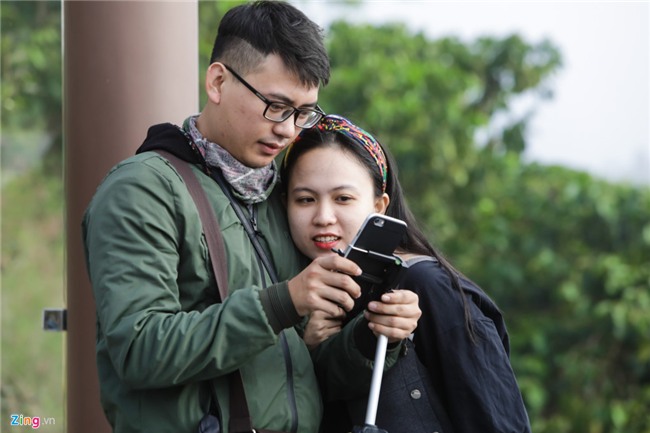 Hon nhau, nam bo ra san chua Linh Quy Phap An chup anh hinh anh 11