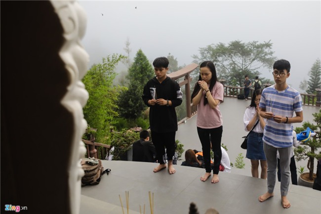 Hon nhau, nam bo ra san chua Linh Quy Phap An chup anh hinh anh 12