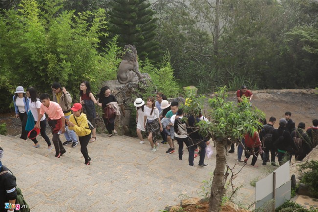 Hon nhau, nam bo ra san chua Linh Quy Phap An chup anh hinh anh 1