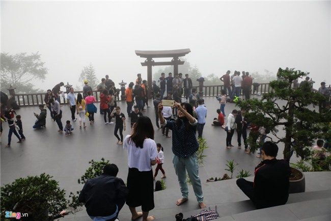 Hon nhau, nam bo ra san chua Linh Quy Phap An chup anh hinh anh 2