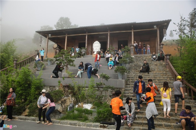 Hon nhau, nam bo ra san chua Linh Quy Phap An chup anh hinh anh 3