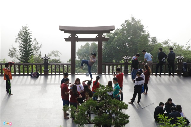 Hon nhau, nam bo ra san chua Linh Quy Phap An chup anh hinh anh 6