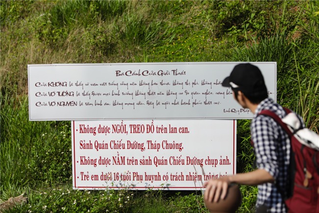 Hon nhau, nam bo ra san chua Linh Quy Phap An chup anh hinh anh 7