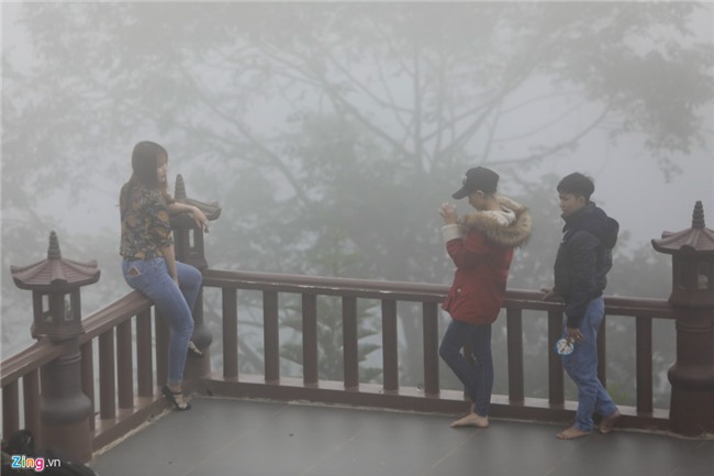 Hon nhau, nam bo ra san chua Linh Quy Phap An chup anh hinh anh 8