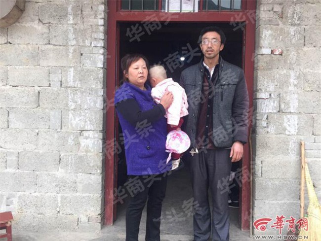 Bé gái 1 tuổi bị bắt cóc ngay trước cửa nhà - Ảnh 1.