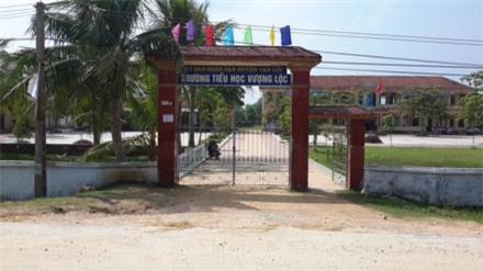 Doan kiem tra ve, ho so giang day cua hieu truong 'khong canh ma bay' hinh anh 1