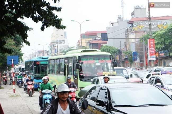 Chùm ảnh: Nhiều người dân cày nát đường ven hồ Linh Đàm thoát khỏi cảnh tắc đường ngày nghỉ lễ 30/4 - Ảnh 1.