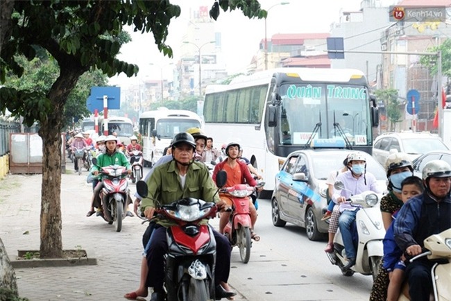 Chùm ảnh: Nhiều người dân cày nát đường ven hồ Linh Đàm thoát khỏi cảnh tắc đường ngày nghỉ lễ 30/4 - Ảnh 2.