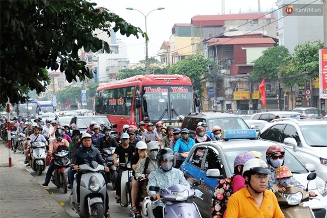 Chùm ảnh: Nhiều người dân cày nát đường ven hồ Linh Đàm thoát khỏi cảnh tắc đường ngày nghỉ lễ 30/4 - Ảnh 3.