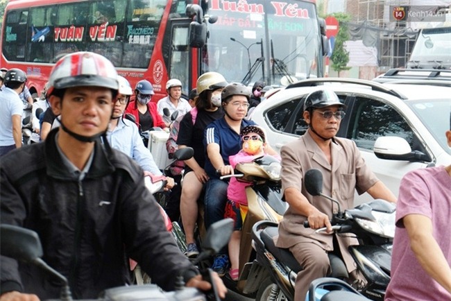 Chùm ảnh: Nhiều người dân cày nát đường ven hồ Linh Đàm thoát khỏi cảnh tắc đường ngày nghỉ lễ 30/4 - Ảnh 6.