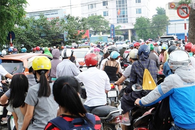 Chùm ảnh: Nhiều người dân cày nát đường ven hồ Linh Đàm thoát khỏi cảnh tắc đường ngày nghỉ lễ 30/4 - Ảnh 7.