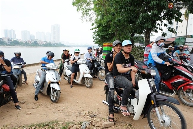Chùm ảnh: Nhiều người dân cày nát đường ven hồ Linh Đàm thoát khỏi cảnh tắc đường ngày nghỉ lễ 30/4 - Ảnh 10.