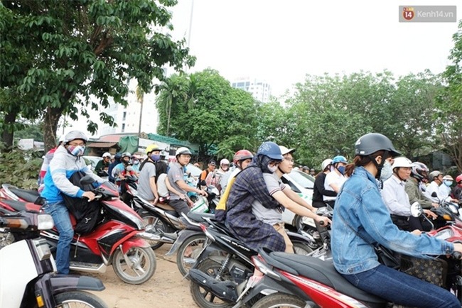 Chùm ảnh: Nhiều người dân cày nát đường ven hồ Linh Đàm thoát khỏi cảnh tắc đường ngày nghỉ lễ 30/4 - Ảnh 11.