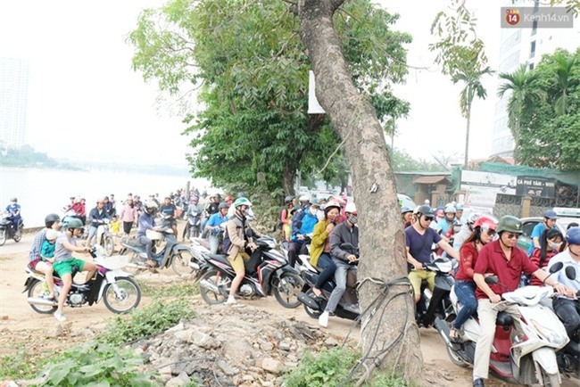 Chùm ảnh: Nhiều người dân cày nát đường ven hồ Linh Đàm thoát khỏi cảnh tắc đường ngày nghỉ lễ 30/4 - Ảnh 12.
