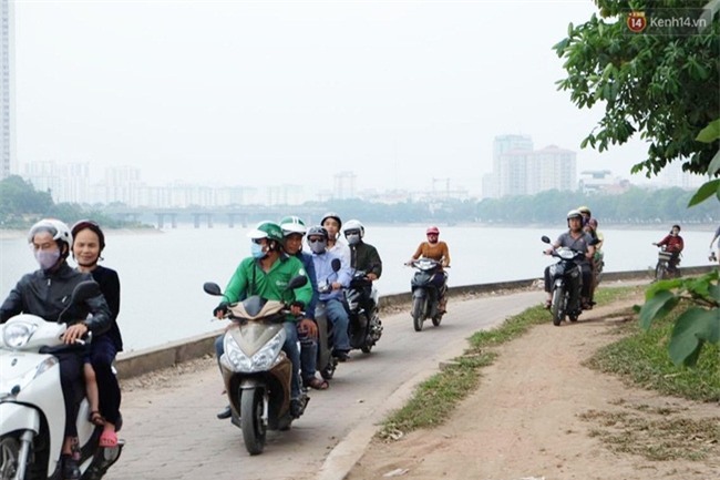 Chùm ảnh: Nhiều người dân cày nát đường ven hồ Linh Đàm thoát khỏi cảnh tắc đường ngày nghỉ lễ 30/4 - Ảnh 13.