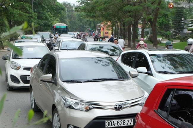 Chùm ảnh: Nhiều người dân cày nát đường ven hồ Linh Đàm thoát khỏi cảnh tắc đường ngày nghỉ lễ 30/4 - Ảnh 8.