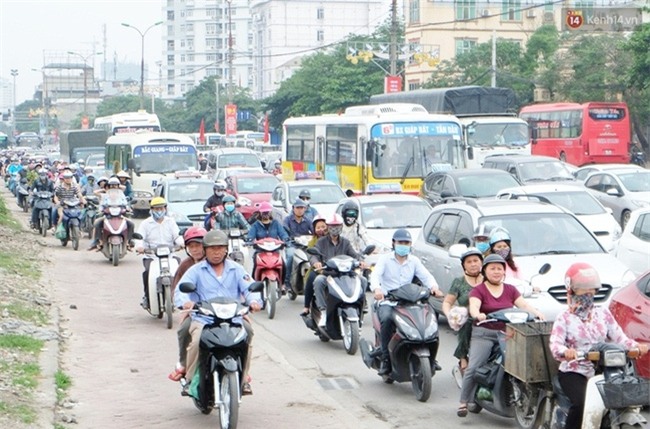 Chùm ảnh: Nhiều người dân cày nát đường ven hồ Linh Đàm thoát khỏi cảnh tắc đường ngày nghỉ lễ 30/4 - Ảnh 9.