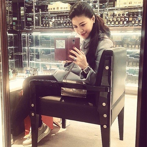 Bộ sưu tập hàng hiệu tiền tỉ của BTV Ngọc Trinh - Ảnh 12.