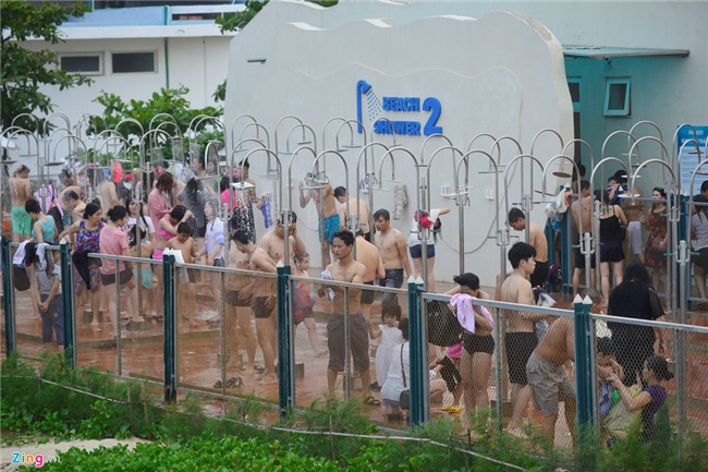 Bien nguoi chen chuc o bien Sam Son hinh anh 11