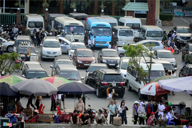 Bien nguoi chen chuc o bien Sam Son hinh anh 13