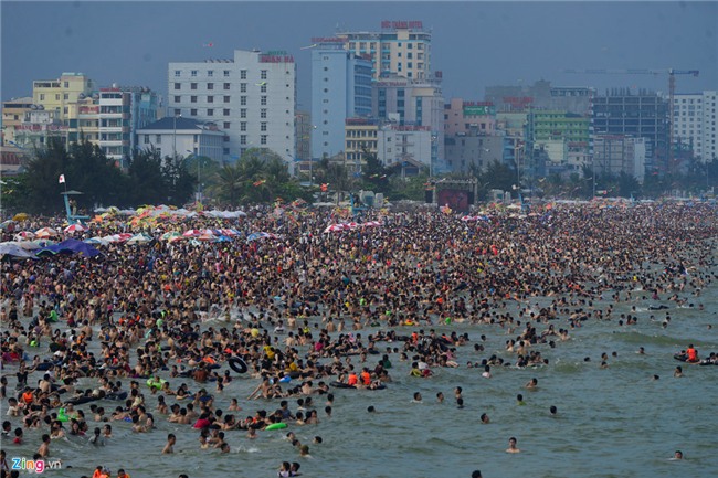 Bien nguoi chen chuc o bien Sam Son hinh anh 1