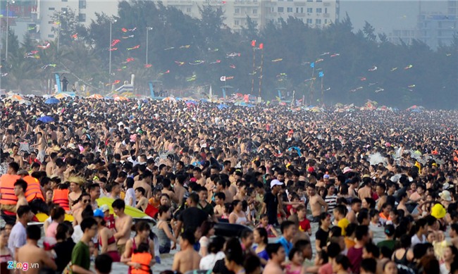 Bien nguoi chen chuc o bien Sam Son hinh anh 2