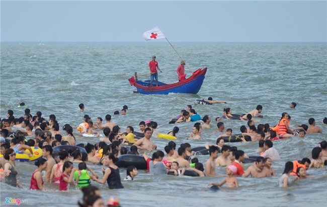 Bien nguoi chen chuc o bien Sam Son hinh anh 6