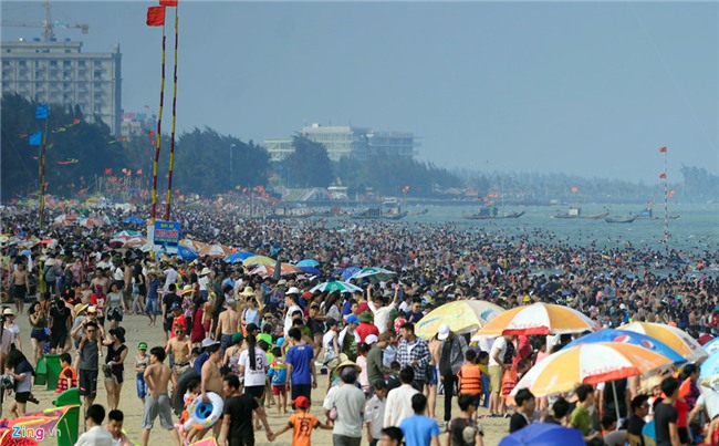 Bien nguoi chen chuc o bien Sam Son hinh anh 7
