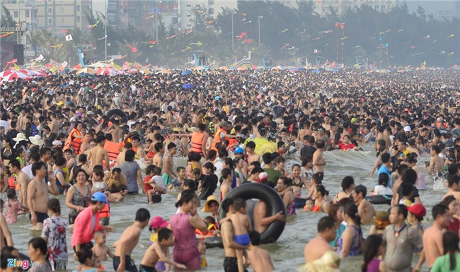 Bien nguoi chen chuc o bien Sam Son hinh anh 8