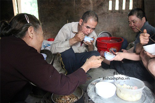 bua com co thit dau tien cua me con muon an mot bua no roi cung chet bang thuoc doc - 5