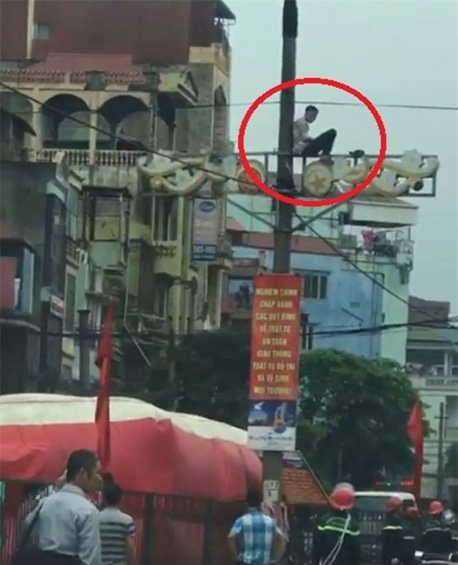 Hà Nội: Nam thanh niên nghi ngáo đá cố thủ trên cột điện ở đường Giải Phóng - Ảnh 1.