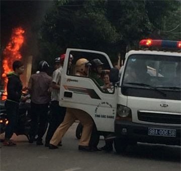 Nam thanh nien tu dot xe may sau man doi co voi CSGT hinh anh 2