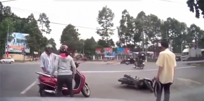 Người phụ nữ lớn tiếng quát mắng, xô đẩy người đàn ông sau va chạm giao thông.