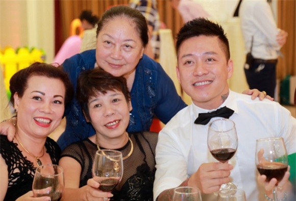 bà xã Tuấn Hưng, Hương Baby, Vợ chồng Tuấn Hưng, cuộc sống của vợ chồng Tuấn Hưng, sao Việt