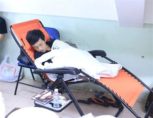 o-xe-hop-23-ty-hoai-linh-van-om-vat-nay-khi-tron-vien-chay-show-blogtamsuvn010